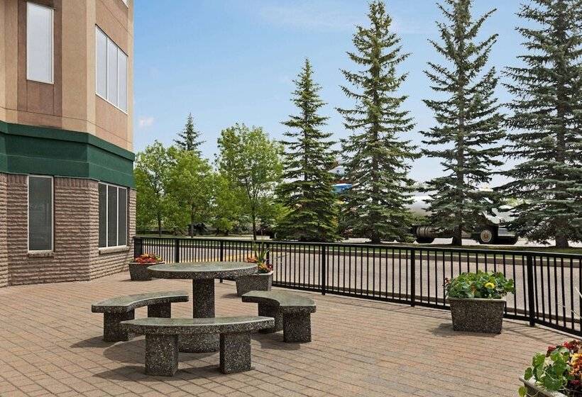 فندق على الطريق Super 8 By Wyndham Calgary Shawnessy Area
