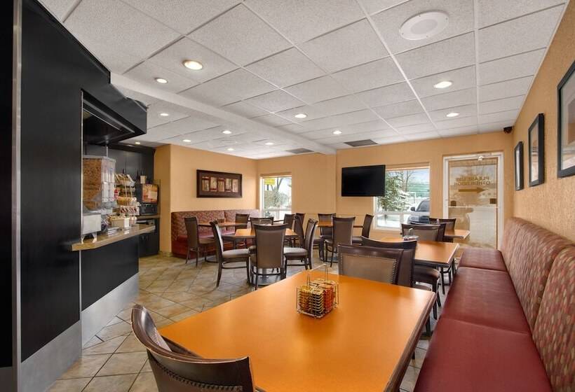 فندق على الطريق Super 8 By Wyndham Calgary Shawnessy Area