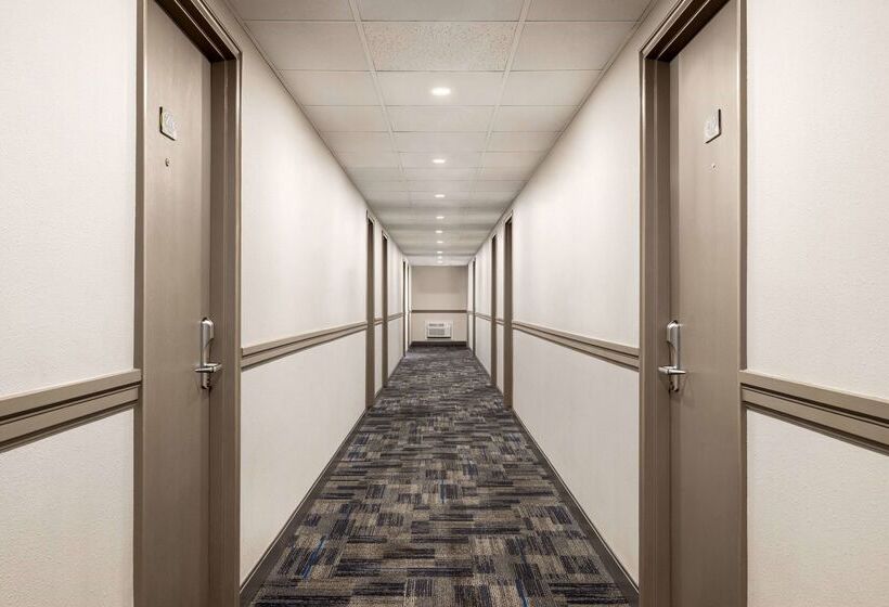 مُتل Super 8 By Wyndham Sarnia On