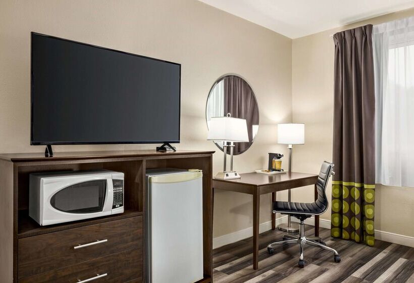مُتل Super 8 By Wyndham Sarnia On