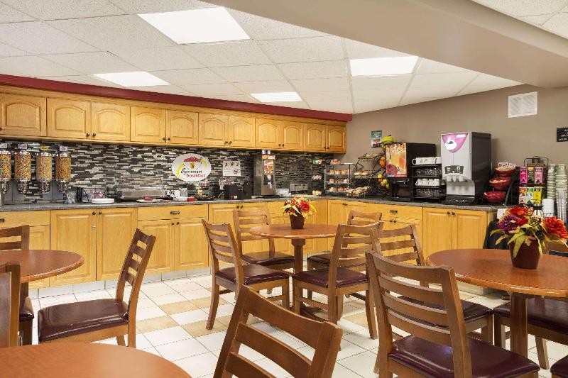 مُتل Super 8 By Wyndham Whitecourt