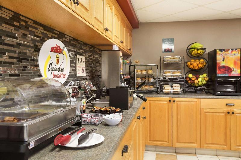 مُتل Super 8 By Wyndham Whitecourt