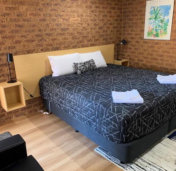 Мотель Colonial Motor Inn