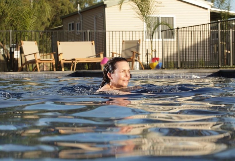 אתר נופש Riverside Cabin Park