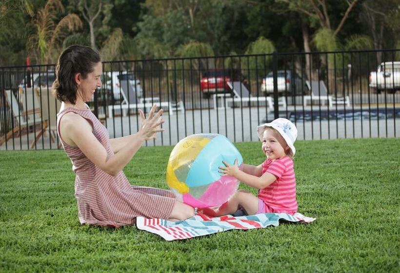 אתר נופש Riverside Cabin Park