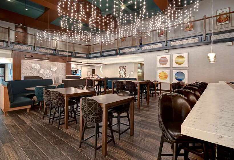 هتل Hilton Garden Inn Kalamazoo
