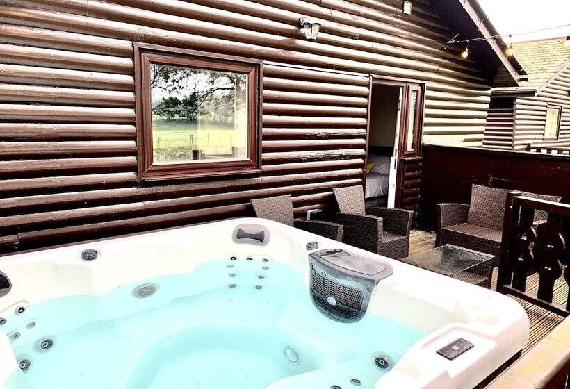 هتل Keer Side Lodge, Luxury Lodge With Private Hot Tub At Pine Lake Resort