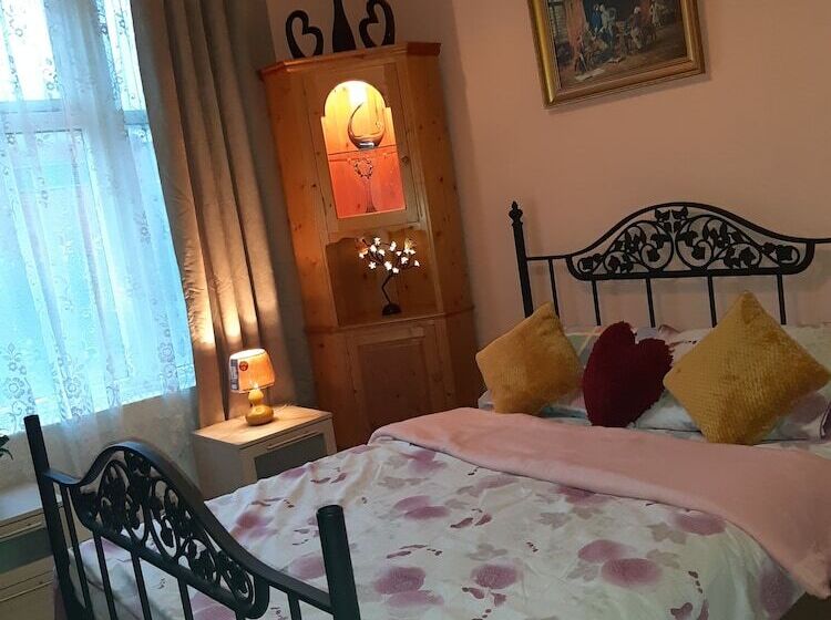 هتل Phoenix Nights Guest House