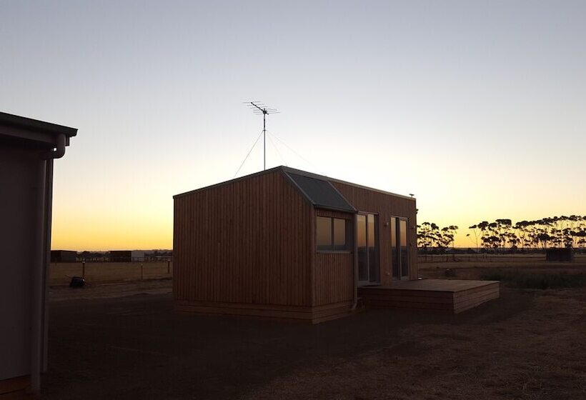 Lara Lodge