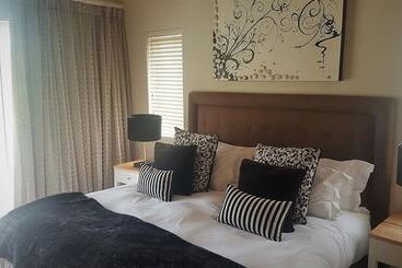 Traders Hotel & Restaurant