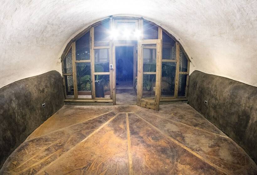 هتل Caliu Earthship Ecolodge