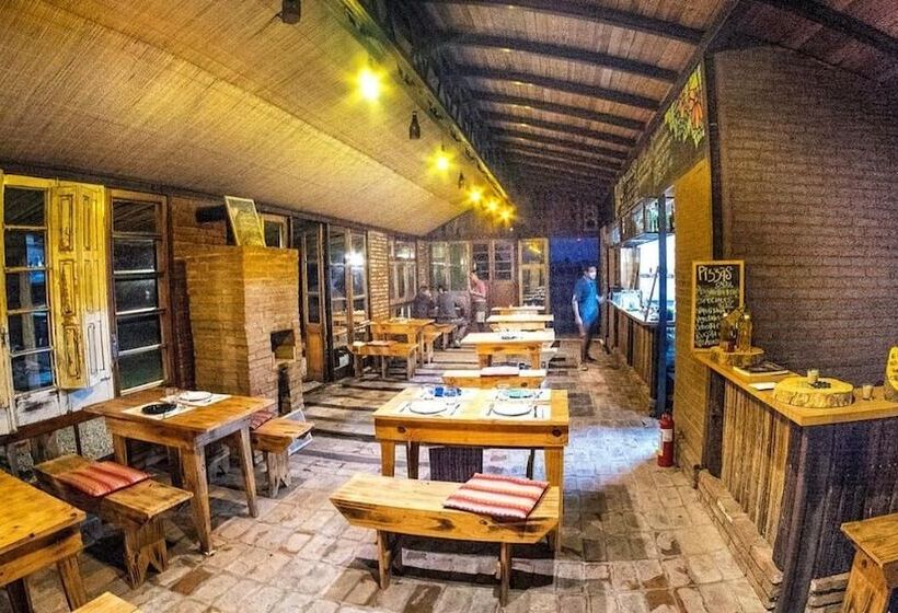 هتل Caliu Earthship Ecolodge