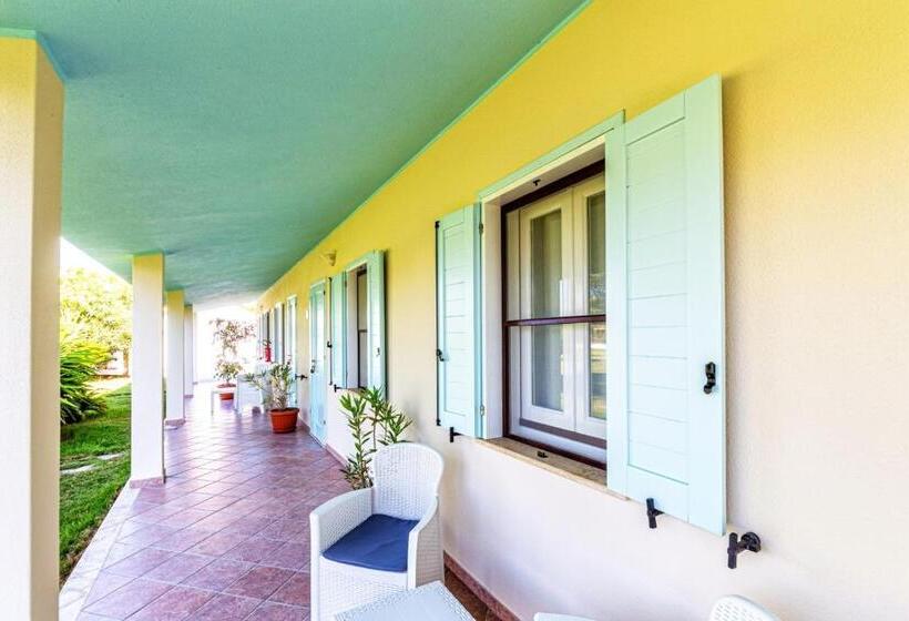هتل Agriturismo Is Cortillaris