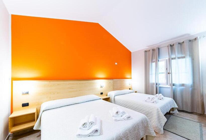 هتل Agriturismo Is Cortillaris