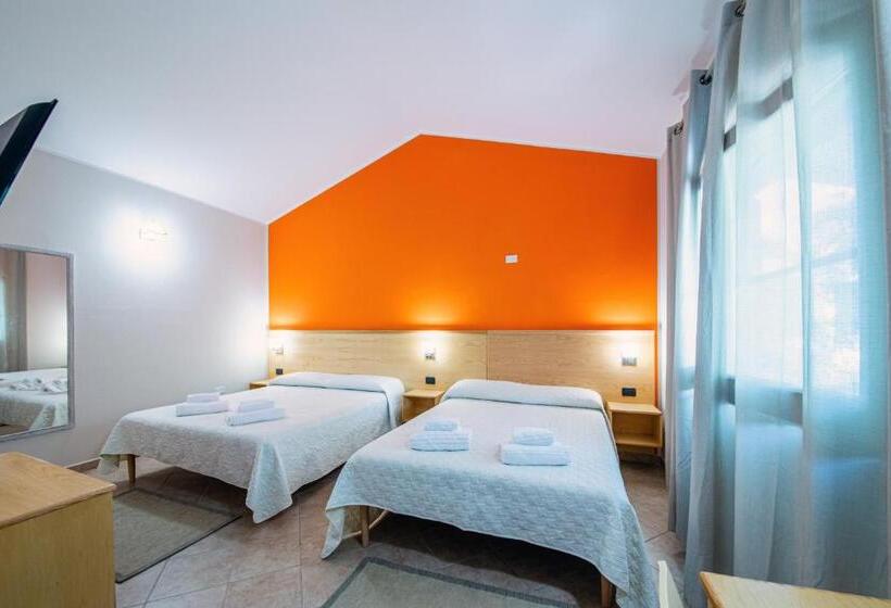 هتل Agriturismo Is Cortillaris