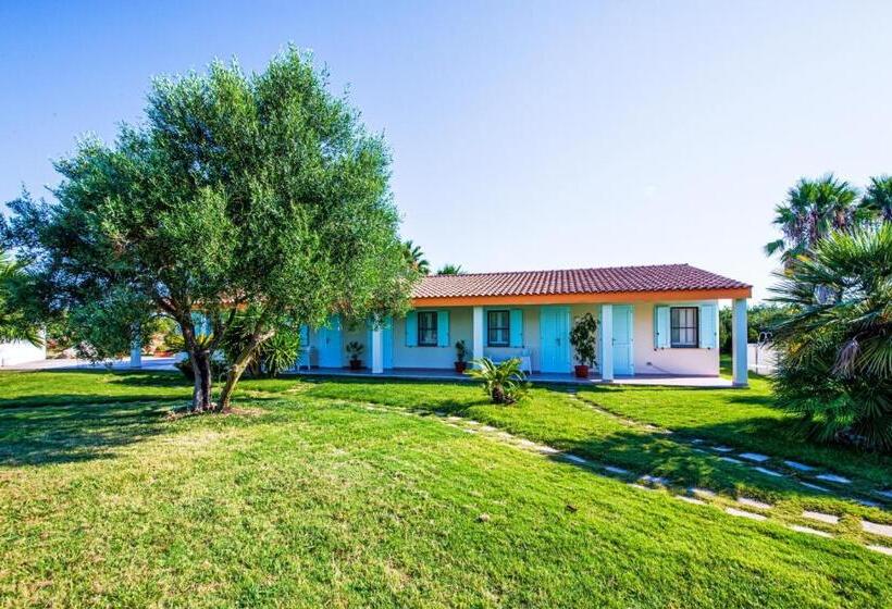 هتل Agriturismo Is Cortillaris