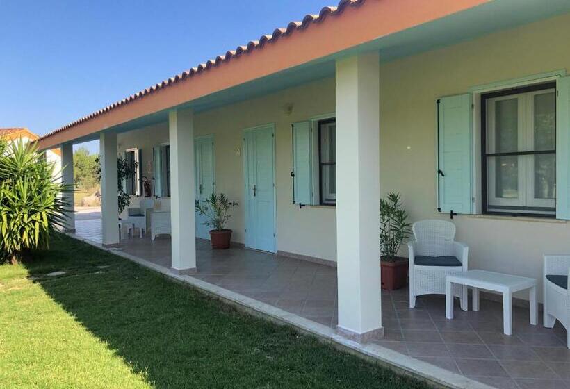 هتل Agriturismo Is Cortillaris