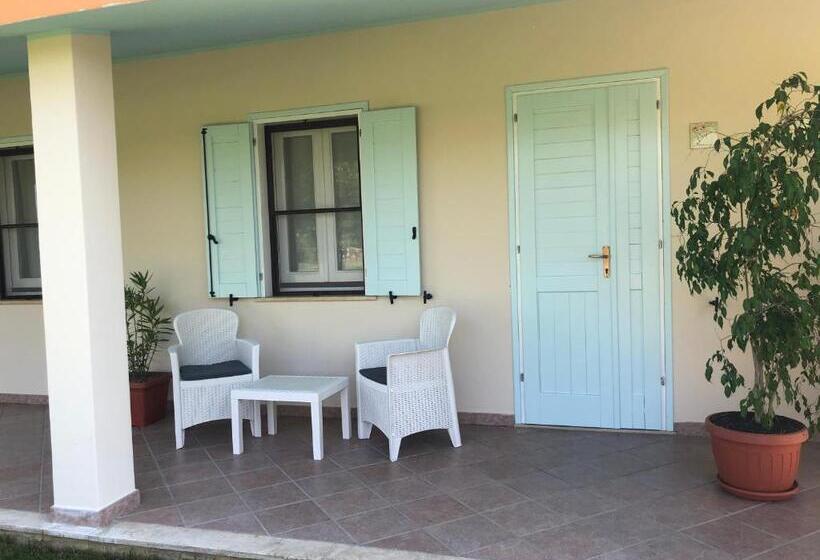 هتل Agriturismo Is Cortillaris