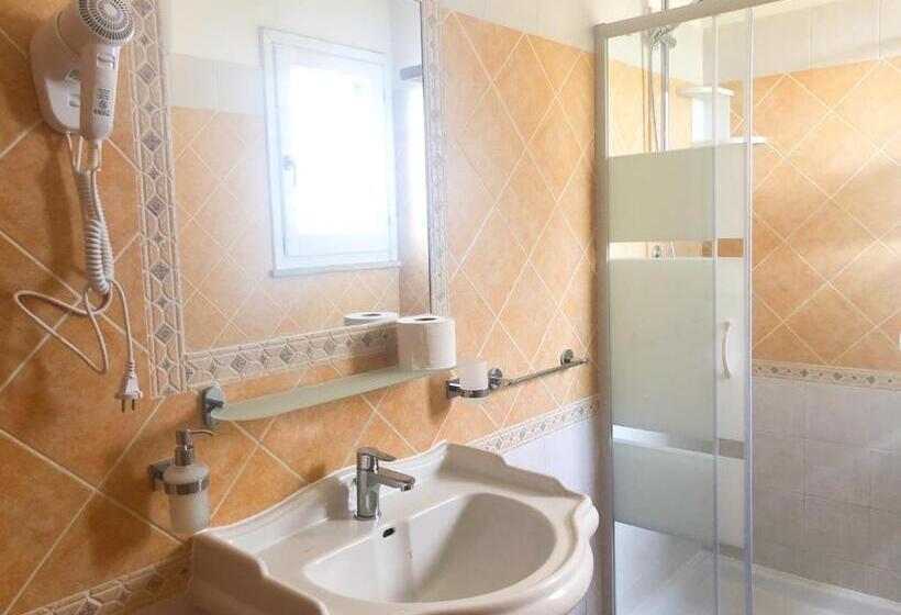 هتل Agriturismo Is Cortillaris