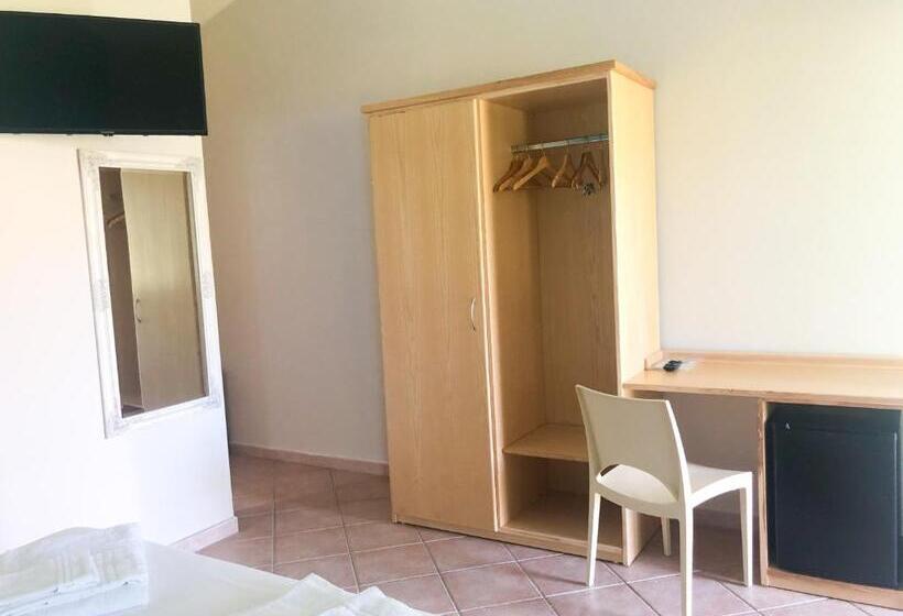 هتل Agriturismo Is Cortillaris