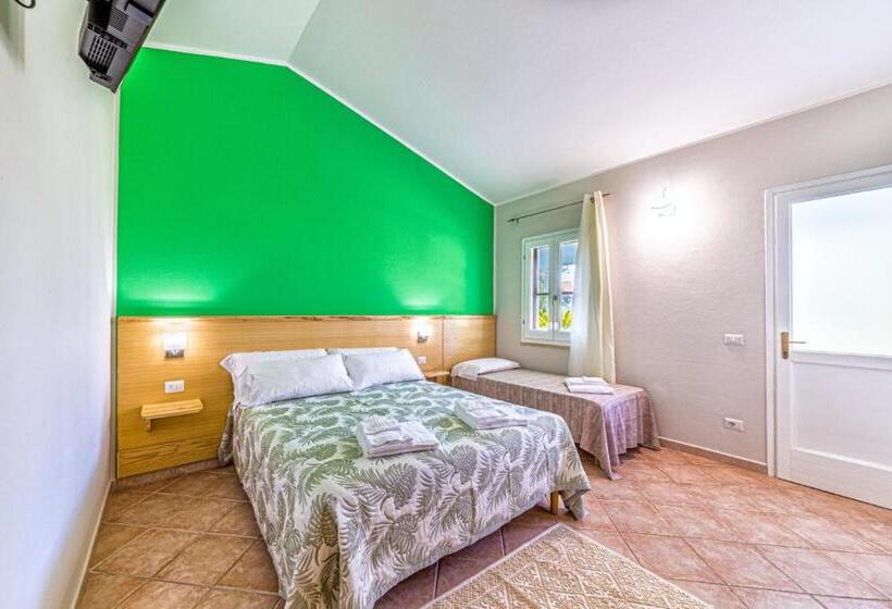هتل Agriturismo Is Cortillaris