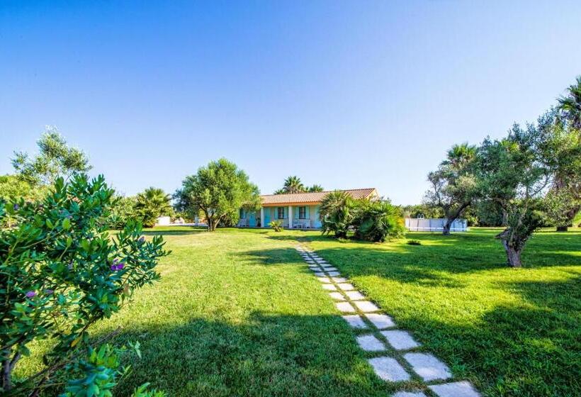 هتل Agriturismo Is Cortillaris