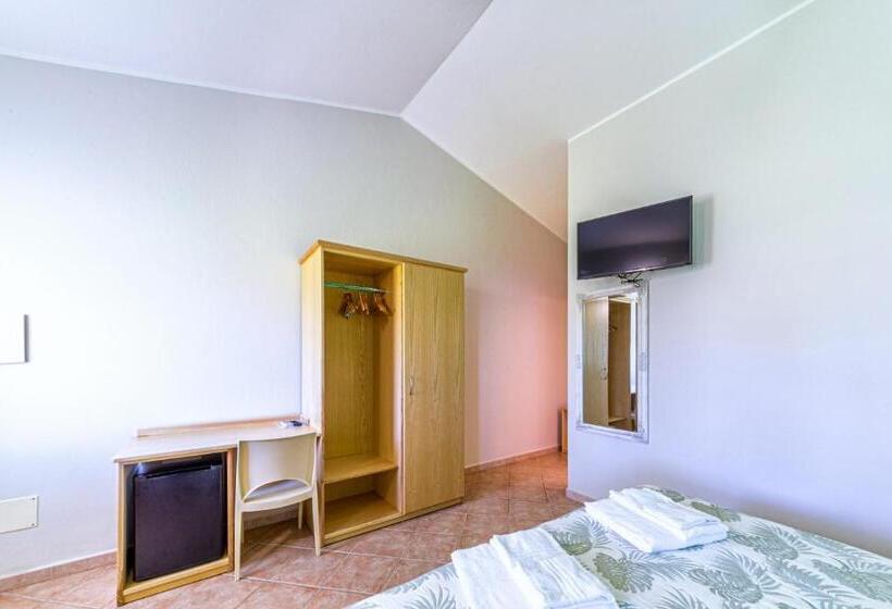 هتل Agriturismo Is Cortillaris