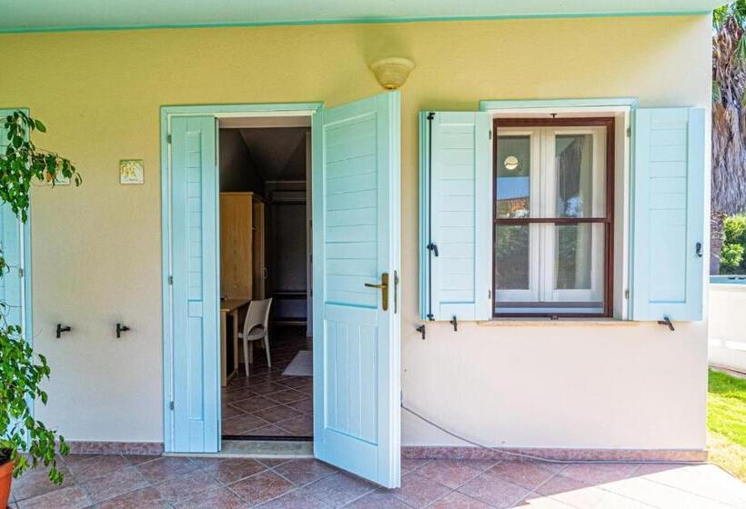 هتل Agriturismo Is Cortillaris
