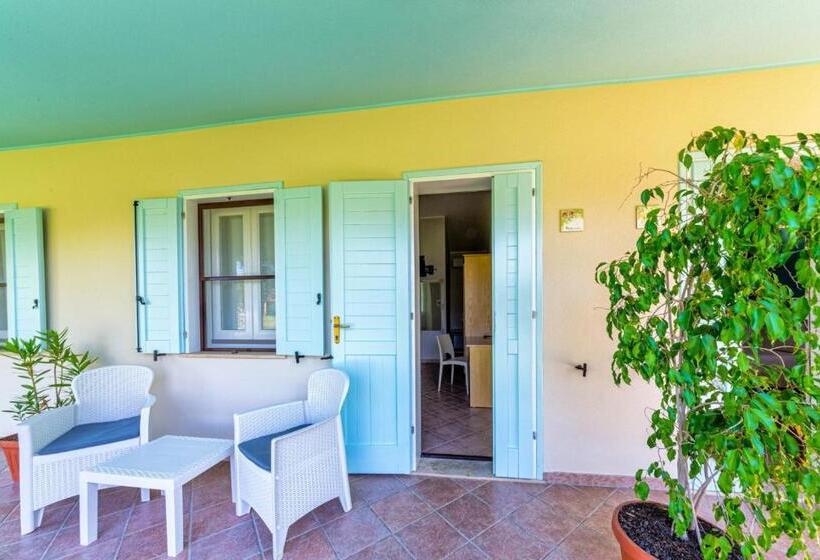 هتل Agriturismo Is Cortillaris