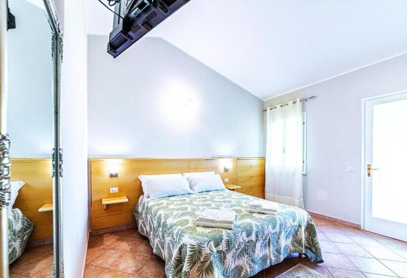هتل Agriturismo Is Cortillaris