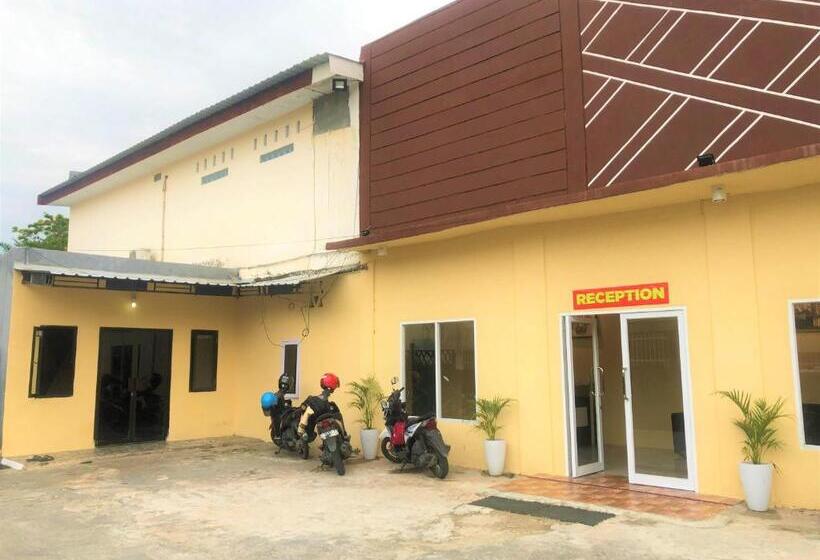 هتل Reddoorz Near Gedung Kesenian Palopo