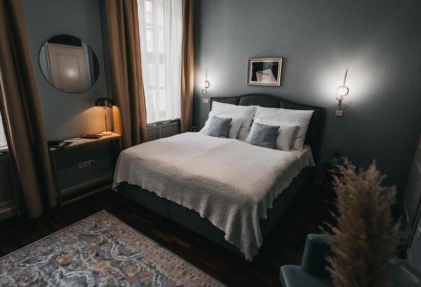 ベッドアンドブレックファースト Room42   Suites & Apartments