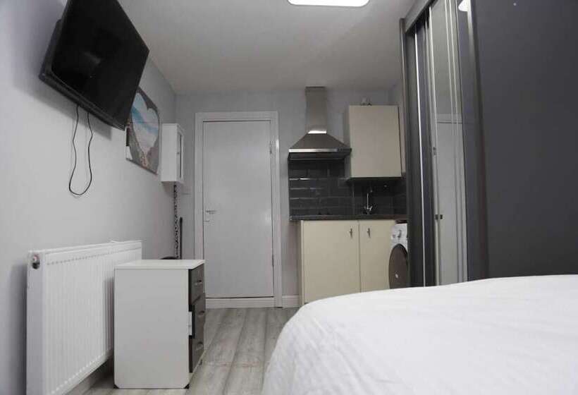 Пансион Budget 4 Bed House In Woolwich