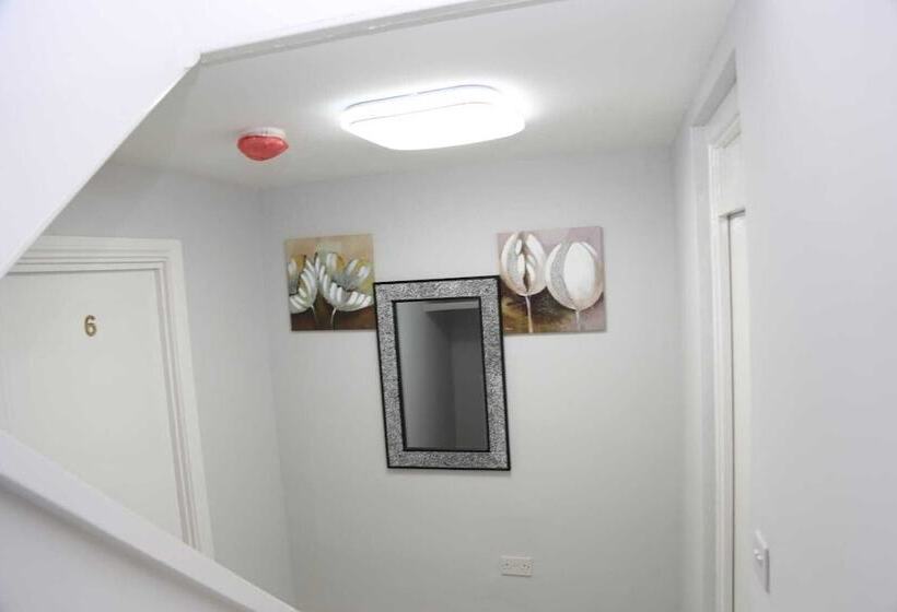 Пансион Budget 4 Bed House In Woolwich