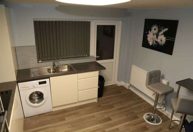 Пансион Budget 4 Bed House In Woolwich