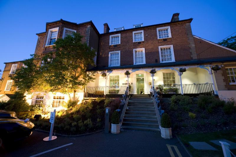 בית מלון כפרי Brandshatch Place & Spa