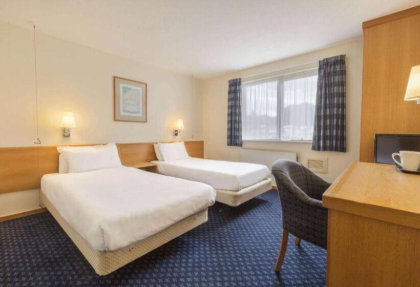 هتل Days Inn Magor