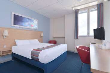 هتل Travelodge Glasgow Paisley Road