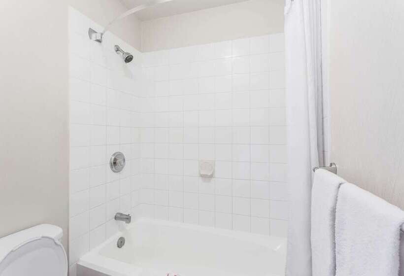 מוטל Super 8 By Wyndham Kelowna Bc