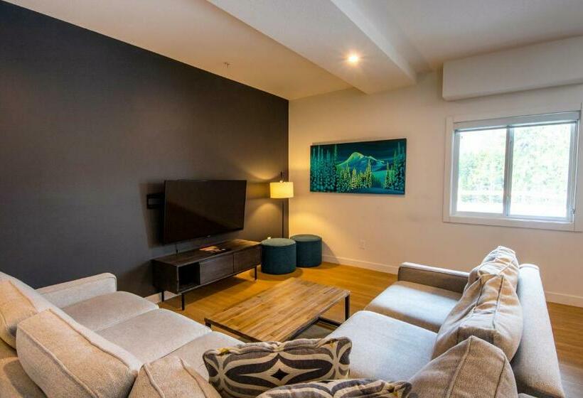 בית מלון כפרי Basecamp Resorts Revelstoke