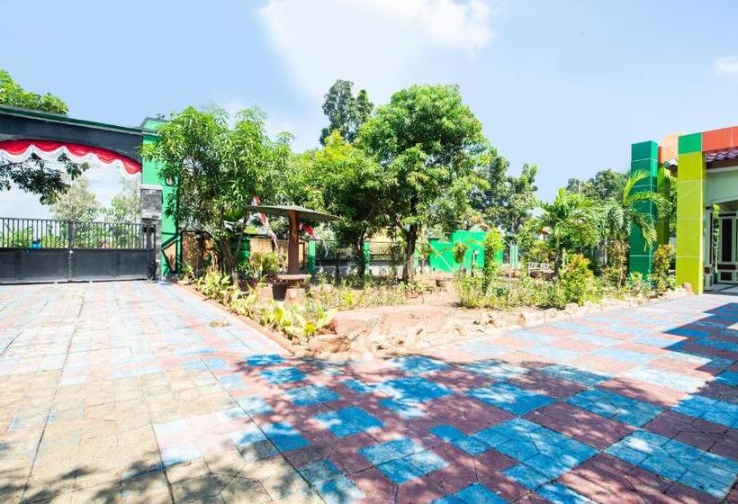 בית מלון כפרי Oyo 3452 Esemka  Residences Syariah