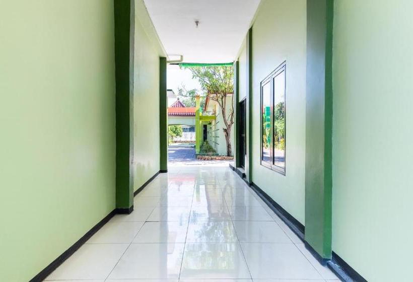 בית מלון כפרי Oyo 3452 Esemka  Residences Syariah