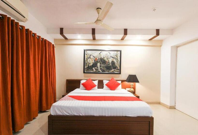 هتل Oyo 70824 Montieth Nest