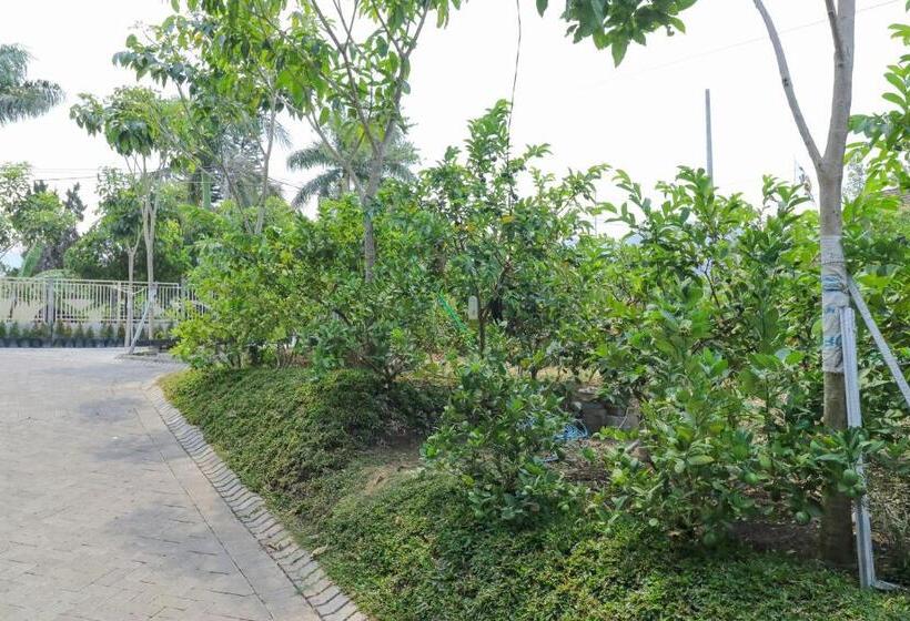 پانسیون Griya Mulya Near Alun Alun Batu Mitra Reddoorz