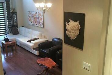 پانسیون Luxury Home   Upper Toronto Beaches