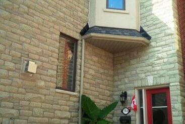 پانسیون Luxury Home Upper Toronto Beaches