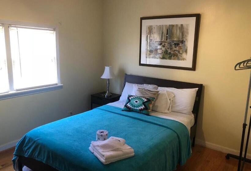 פנסיון Hollywood Rentals Llc