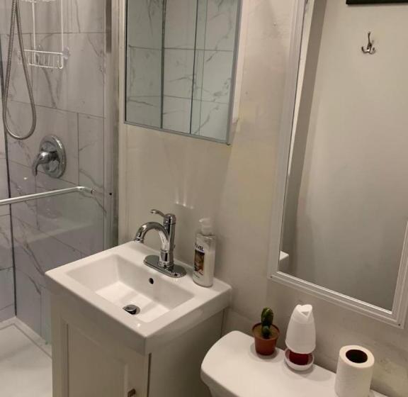 פנסיון Hollywood Rentals Llc