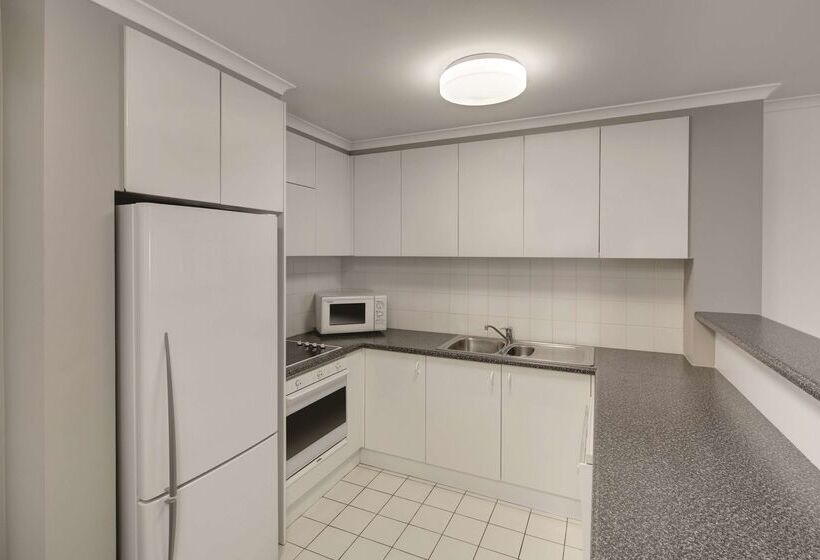هتل Adina Serviced Apartments Canberra James Court