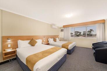 هتل Ciloms Airport Lodge